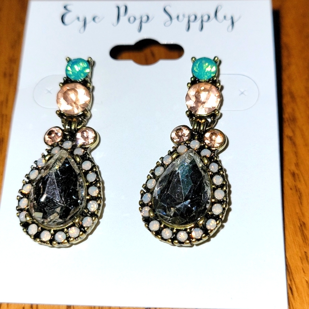Eye pop supply diamond look earrings